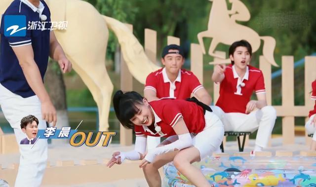 张大大|张大大这么想赢？游戏环节欺负宋祖儿，跟导演发牢骚，毫无绅士风度