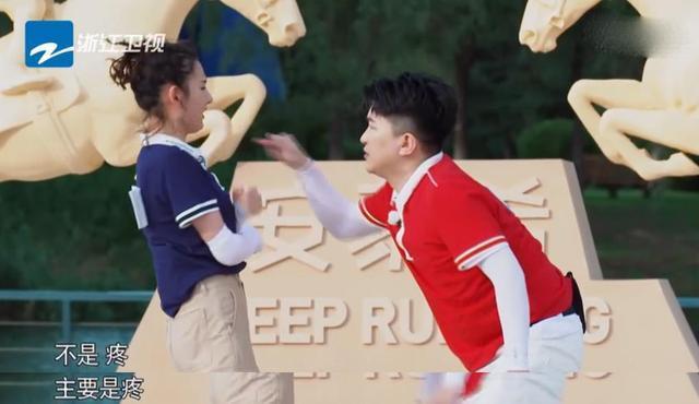 张大大|张大大这么想赢？游戏环节欺负宋祖儿，跟导演发牢骚，毫无绅士风度