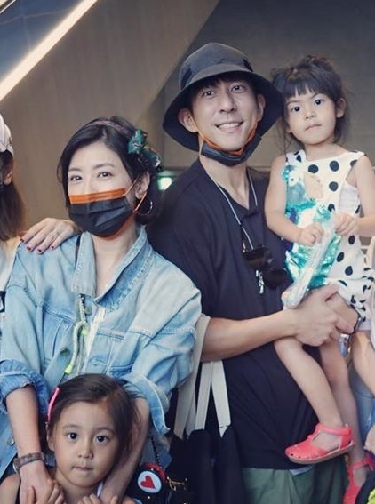 贾静雯|贾静雯晒咘咘波妞假日，小姐俩亲吻妈妈还黏着外婆讲故事，超温馨