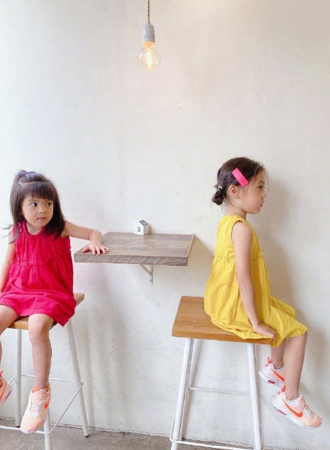 贾静雯|贾静雯晒咘咘波妞假日，小姐俩亲吻妈妈还黏着外婆讲故事，超温馨