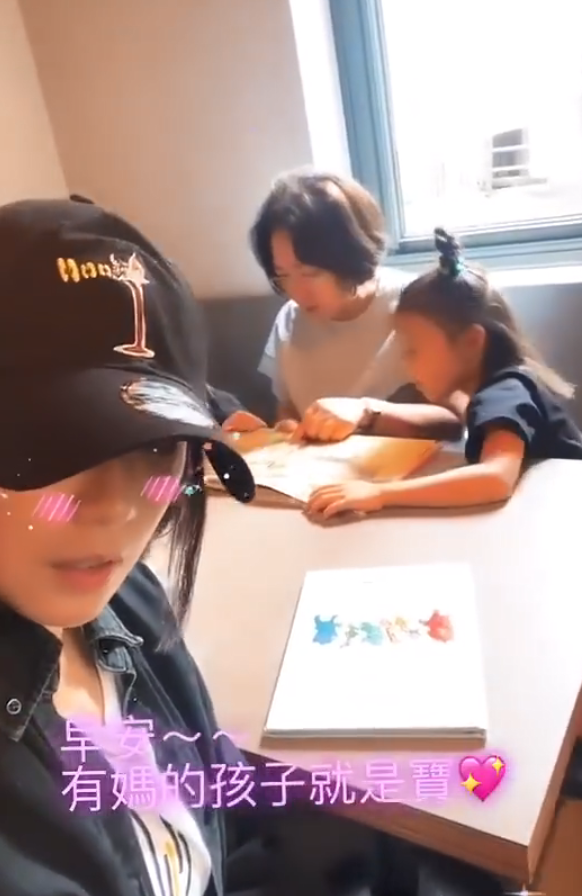 贾静雯|贾静雯晒咘咘波妞假日，小姐俩亲吻妈妈还黏着外婆讲故事，超温馨