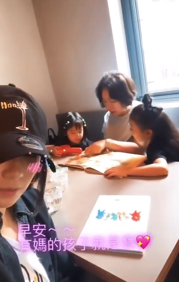 贾静雯|贾静雯晒咘咘波妞假日，小姐俩亲吻妈妈还黏着外婆讲故事，超温馨