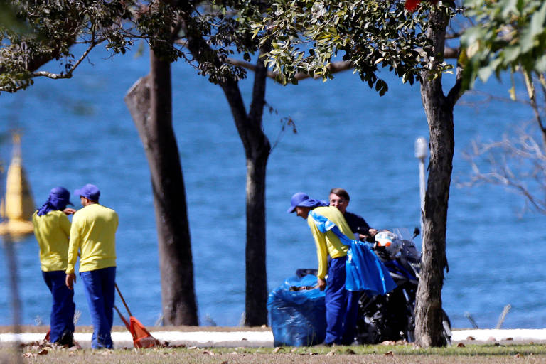 博索纳罗|新冠病毒检测仍呈阳性 巴西总统博索纳罗未戴口罩与人交谈