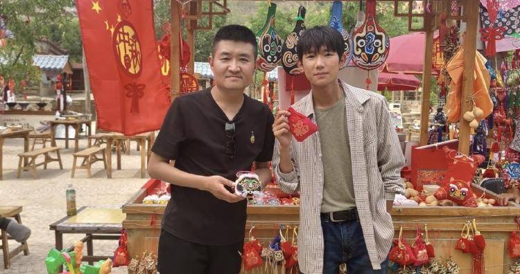 范伟|范伟近况曝光，加盟出演徐峥新作，片场与工作人员互动毫无架子