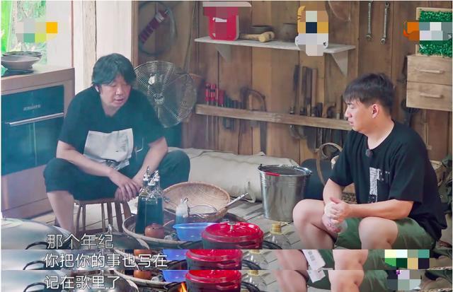 黄磊|黄磊又出耿直言论？自称不知道张艺兴的歌惹争议，老狼尴尬圆场