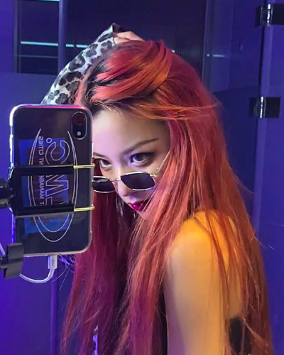 刀小刀对镜自拍当镜头拉近那一刻从头到下巴都是包装的