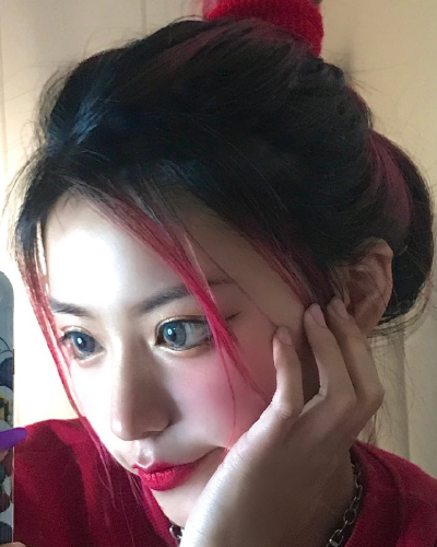 刀小刀对镜自拍当镜头拉近那一刻从头到下巴都是包装的