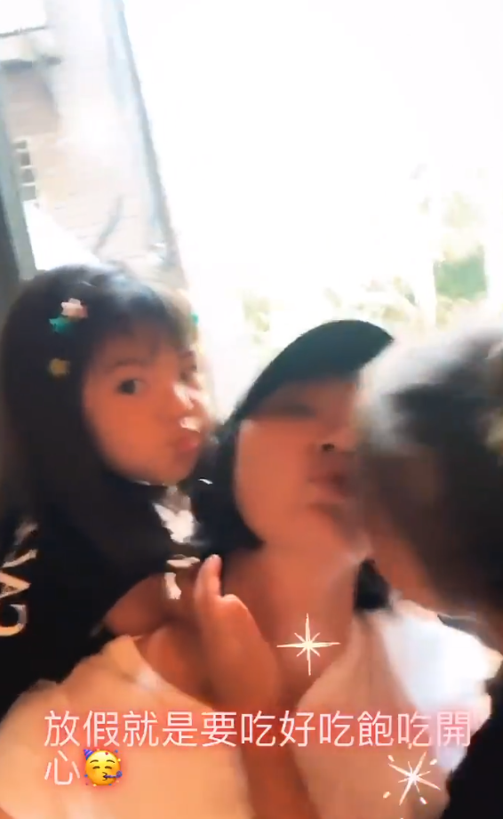 贾静雯|贾静雯晒咘咘波妞假日，小姐俩亲吻妈妈还黏着外婆讲故事，超温馨