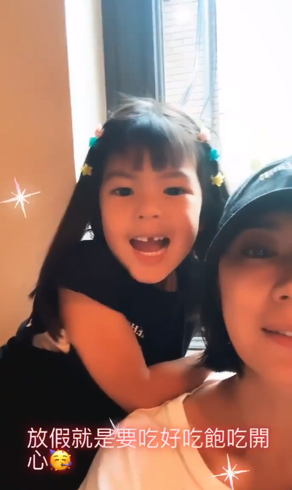 贾静雯|贾静雯晒咘咘波妞假日，小姐俩亲吻妈妈还黏着外婆讲故事，超温馨