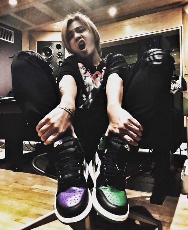 罗志祥|罗志祥坐豪车内花式炫富，晒全球限量版篮球鞋，竞价高达266532元