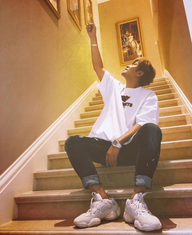 罗志祥|罗志祥坐豪车内花式炫富，晒全球限量版篮球鞋，竞价高达266532元