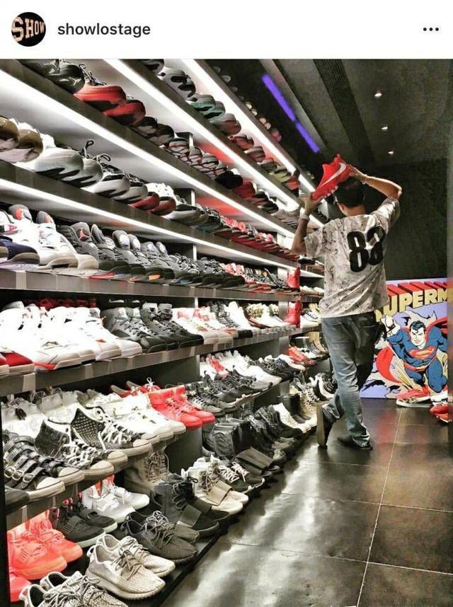 罗志祥|罗志祥坐豪车内花式炫富，晒全球限量版篮球鞋，竞价高达266532元
