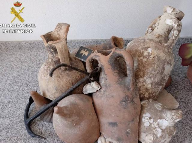 西班牙_社会|西班牙小伙捕鱼淘回古怪罐子竟是千年文物，稀里糊涂放店里当摆设