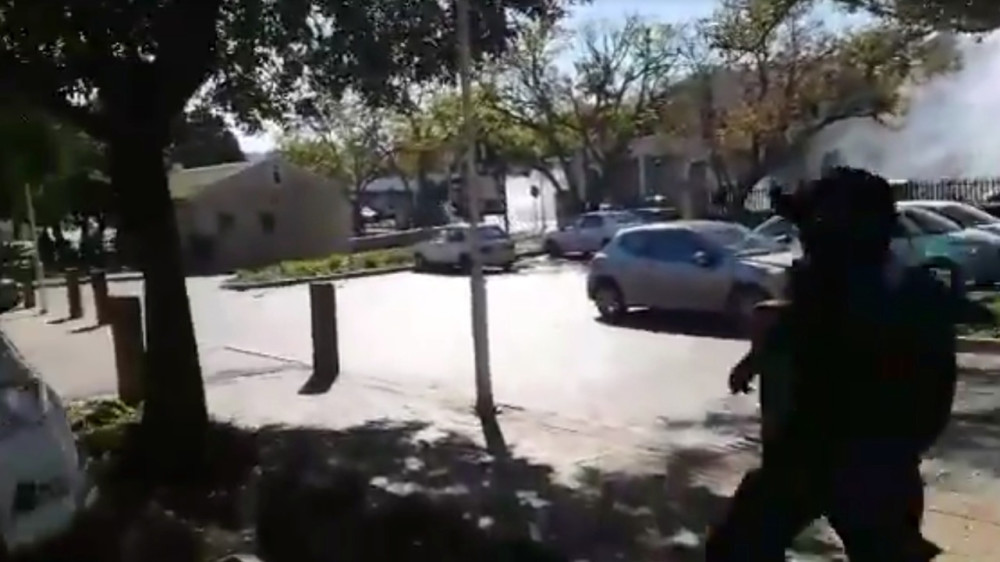 越狱|南非数十名囚犯越狱冲上街头，还有人劫持车辆逃跑，现场画面曝光