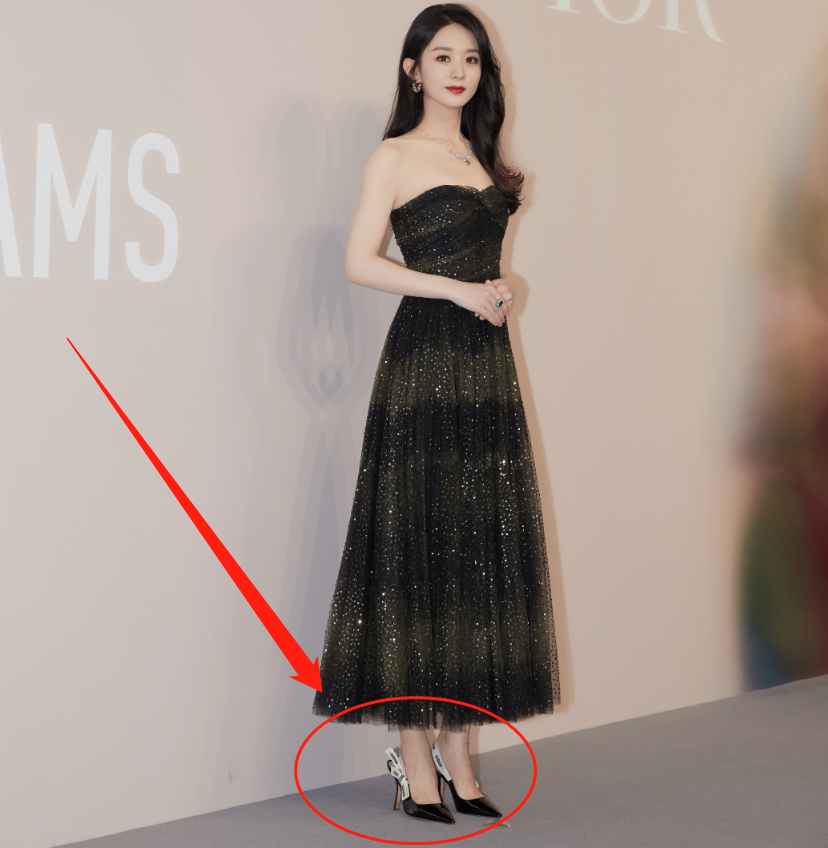 赵丽颖|32岁赵丽颖亮相活动，我却在注意她的鞋子，工作室该扣鸡腿了