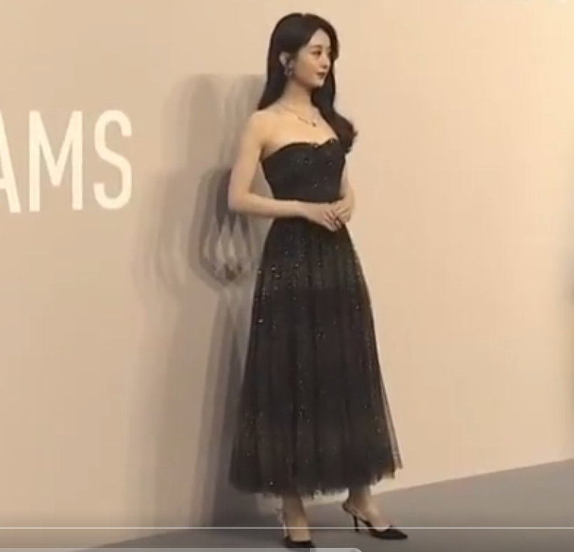 赵丽颖|32岁赵丽颖亮相活动，我却在注意她的鞋子，工作室该扣鸡腿了