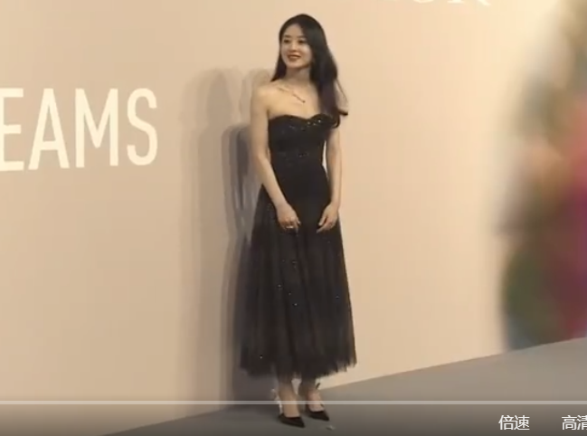 赵丽颖|32岁赵丽颖亮相活动，我却在注意她的鞋子，工作室该扣鸡腿了