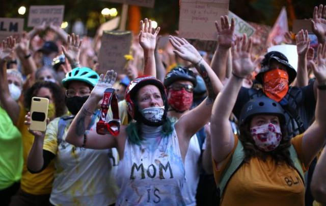 上街区|黑人之死抗议继续，妈妈们上街挺抗议者，高喊：妈妈在此，联邦退散