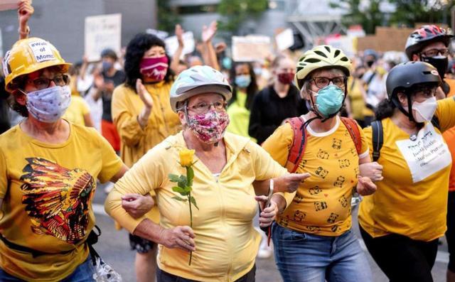 上街区|黑人之死抗议继续，妈妈们上街挺抗议者，高喊：妈妈在此，联邦退散