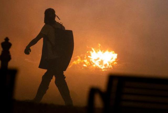 上街区|黑人之死抗议继续，妈妈们上街挺抗议者，高喊：妈妈在此，联邦退散