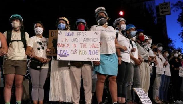 上街区|黑人之死抗议继续，妈妈们上街挺抗议者，高喊：妈妈在此，联邦退散