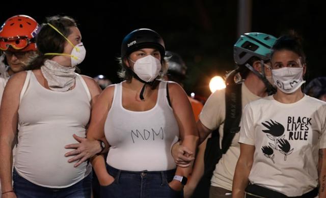 上街区|黑人之死抗议继续，妈妈们上街挺抗议者，高喊：妈妈在此，联邦退散