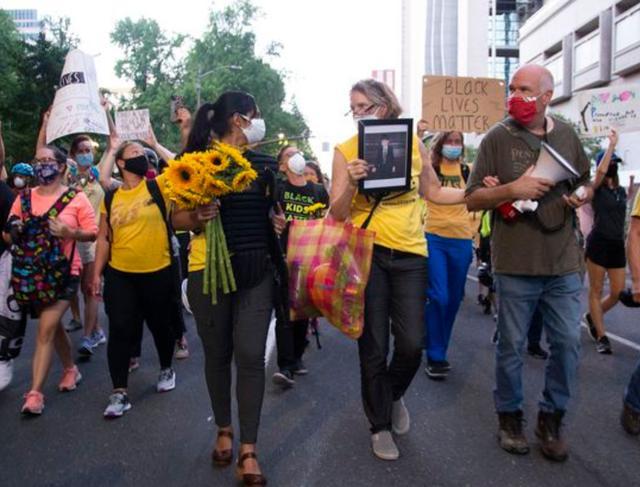 上街区|黑人之死抗议继续，妈妈们上街挺抗议者，高喊：妈妈在此，联邦退散