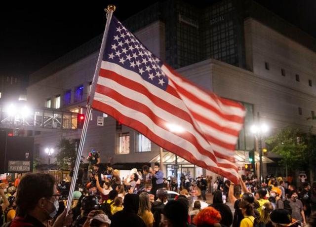 上街区|黑人之死抗议继续，妈妈们上街挺抗议者，高喊：妈妈在此，联邦退散