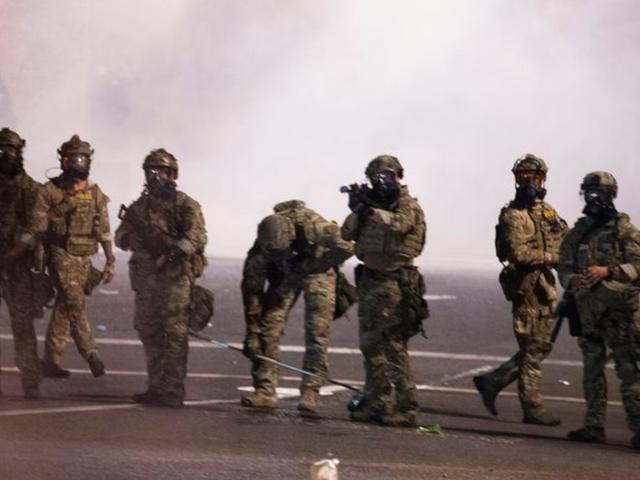 上街区|黑人之死抗议继续，妈妈们上街挺抗议者，高喊：妈妈在此，联邦退散