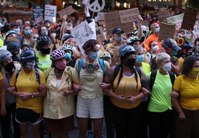 上街区|黑人之死抗议继续，妈妈们上街挺抗议者，高喊：妈妈在此，联邦退散