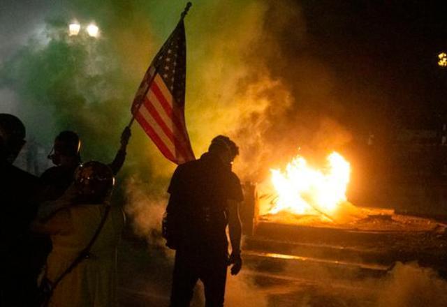 上街区|黑人之死抗议继续，妈妈们上街挺抗议者，高喊：妈妈在此，联邦退散