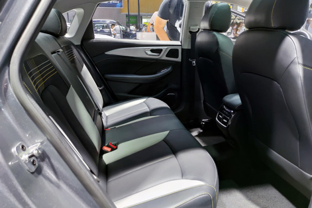 内饰首次公开荣威i6max实车亮相