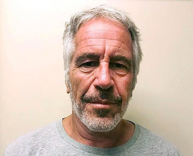 杰弗里·爱泼斯坦|爱泼斯坦留下44亿遗产，美国女模特要赔偿，讲出16岁时被侵犯痛苦经历