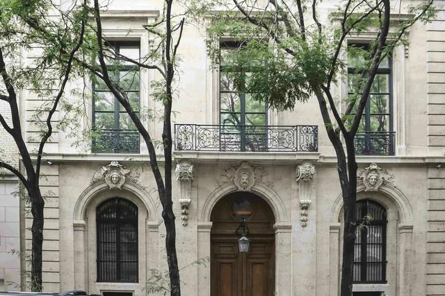 杰弗里·爱泼斯坦|爱泼斯坦留下44亿遗产，美国女模特要赔偿，讲出16岁时被侵犯痛苦经历