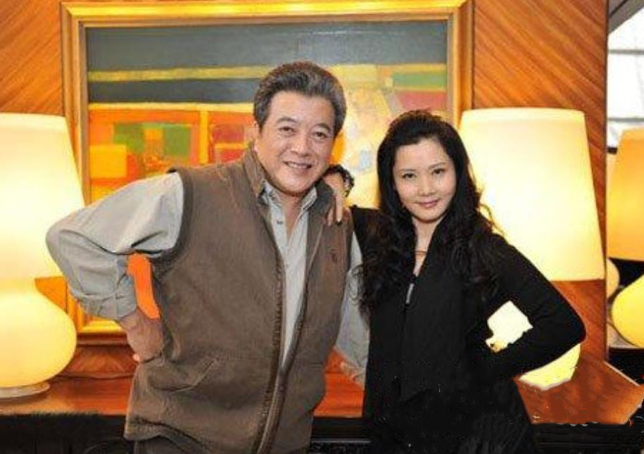55岁何赛飞近照结婚30年仍风韵犹存老公是初恋儿子随她姓