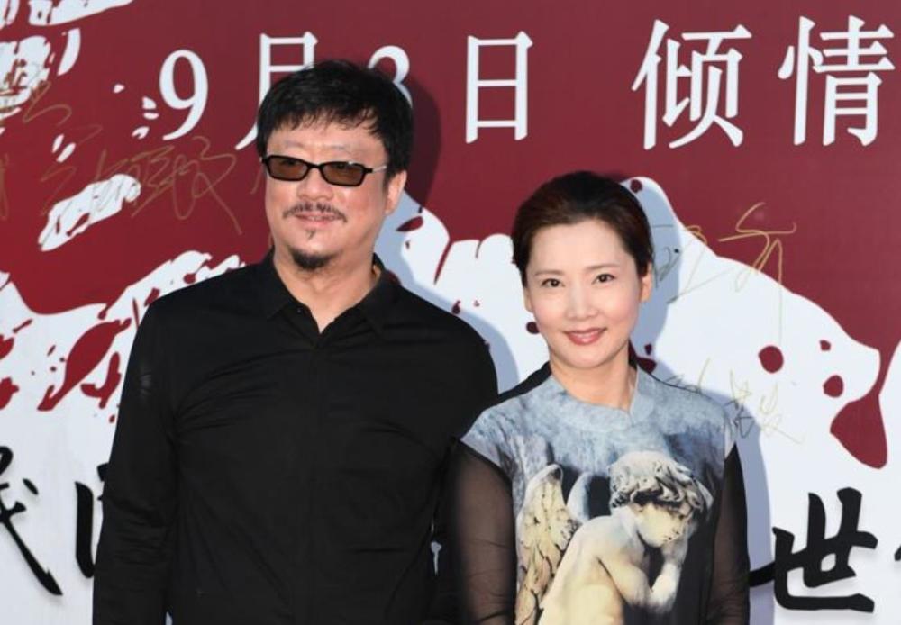 55岁何赛飞近照结婚30年仍风韵犹存老公是初恋儿子随她姓