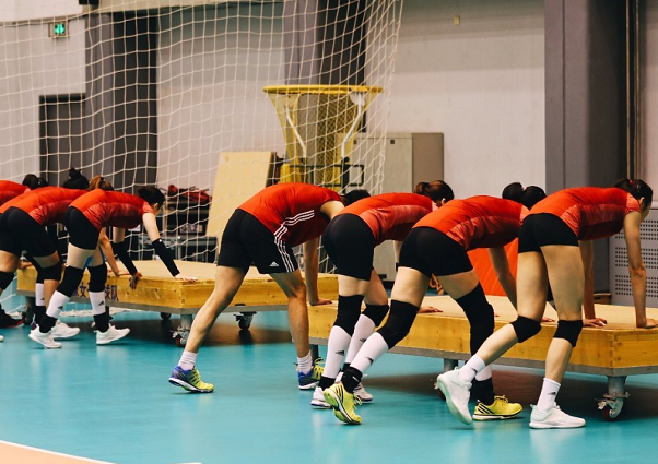 中国女排最新训练照曝光周六也是训练日一人已重返训练场