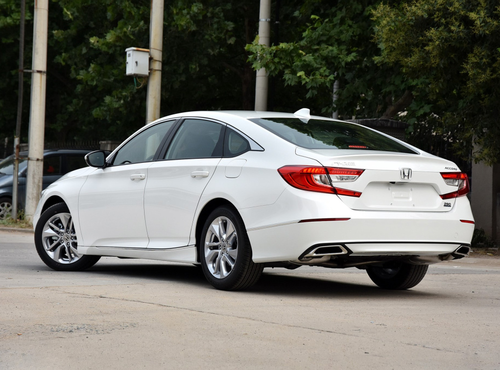 本田b级车当中的"不倒翁",外观动感超越凯美瑞,1.5t榨出194马力