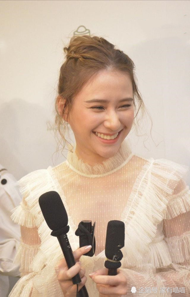 何超莲真给三房长脸一袭白裙穿出公主范儿丸子头甜美又气质