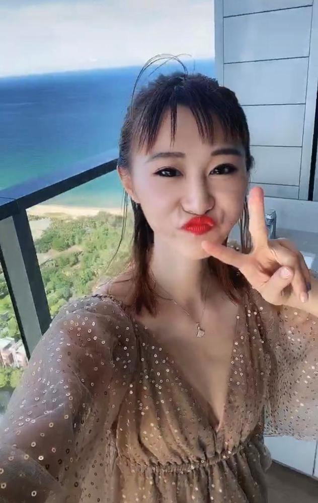 黄一惠全程嘟起嘴吧,做可爱卖萌造型,黄一惠化着精致的妆容,尤其是