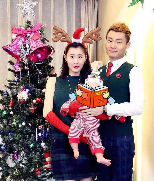 巩汉林儿媳妇近况流出涂红唇身材惹眼超大海景房太阔绰