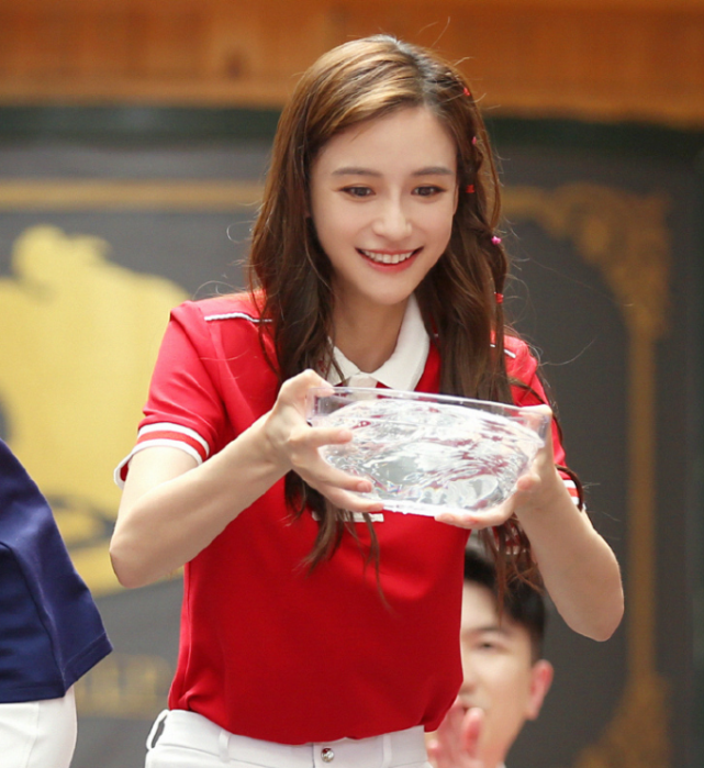 baby《跑男8》穿长裤,失去精修待遇的截图,意外暴露了真实腿型