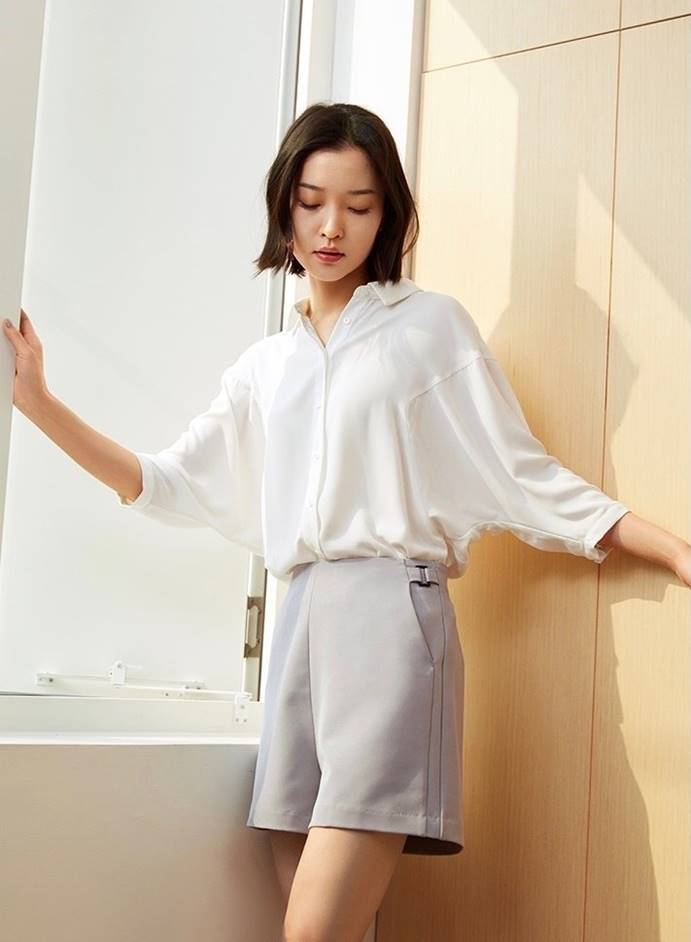 女人过了35岁就该追求气质和优雅,学杜鹃穿无袖衬衫,又美又干练