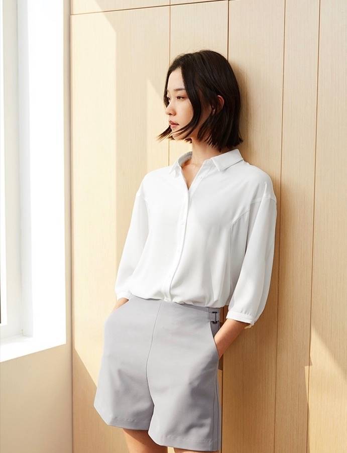 女人过了35岁就该追求气质和优雅,学杜鹃穿无袖衬衫,又美又干练