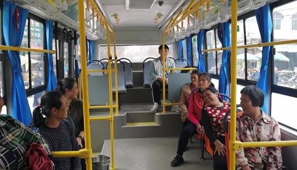 孩子在公交车上主动给老人让座忘拿书包结果被老人一把扔地上