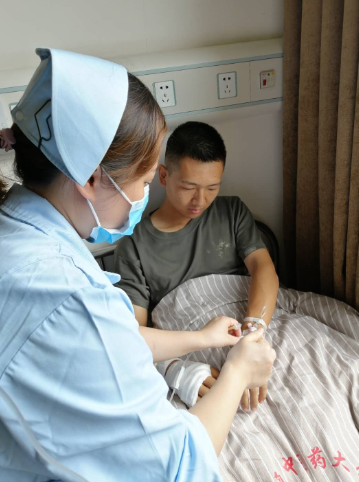 被战友紧急送往医院救治战士李彬彬被毒蛇咬伤九江永修县九合联圩一处