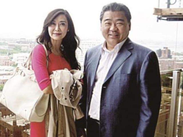 叶玉卿|叶玉卿富商丈夫破产后首度露脸，携子女出海钓鱼，胡子花白略显苍老