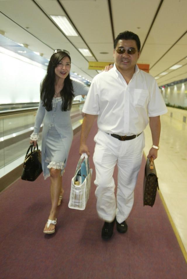 叶玉卿|叶玉卿富商丈夫破产后首度露脸，携子女出海钓鱼，胡子花白略显苍老