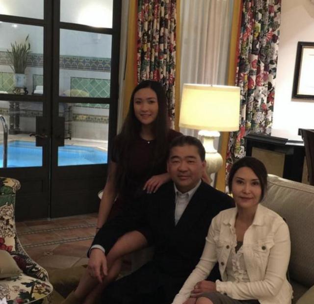 叶玉卿|叶玉卿富商丈夫破产后首度露脸，携子女出海钓鱼，胡子花白略显苍老