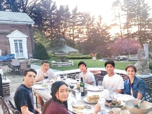 叶玉卿|叶玉卿富商丈夫破产后首度露脸，携子女出海钓鱼，胡子花白略显苍老